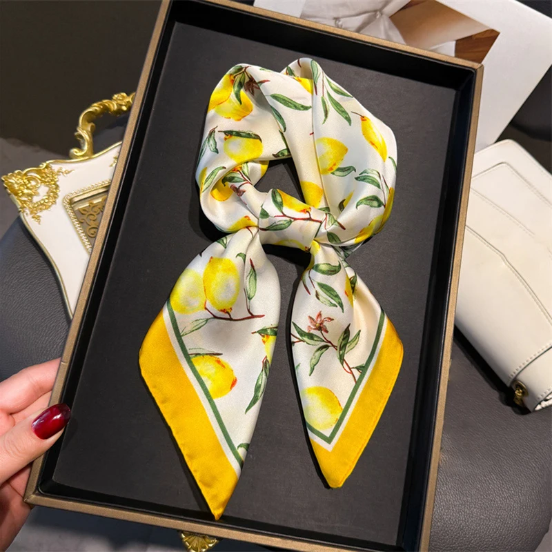 70cm Square Lemon Print Yellow - Ascot Neck Scarf avaliação e preço